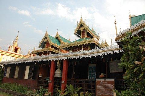 Mae Hong Son City & Temples Tour
