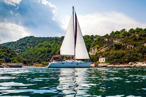Private Sailing Tour Omiš - Brač with Homemade Lunch, Wine & Beer