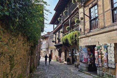 Guided tour Santillana, Altamira, Comillas and San Vicente de la B.